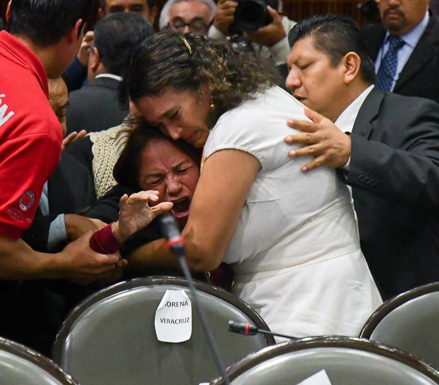 Diputada mexicana se entera del asesinato de su hija en plena sesión del Congreso (semisquare-x3)