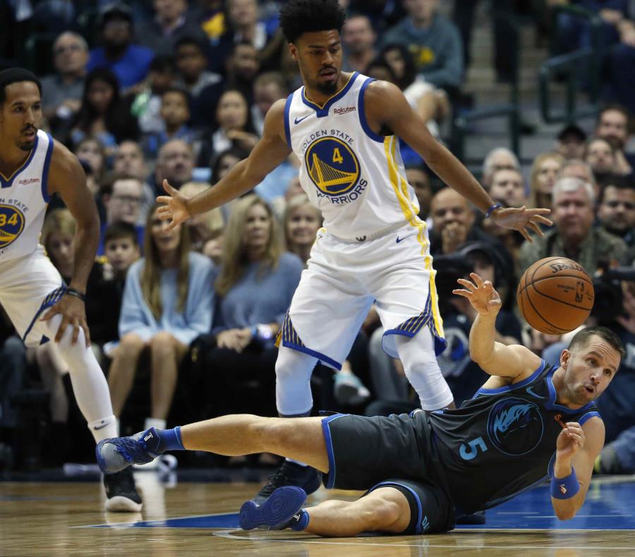 El armador de los Mavericks de Dallas, José Juan Barea (5) realiza un pase desde el suelo en la primera mirad del partido del sábado en Dallas. (AP) (semisquare-x3)