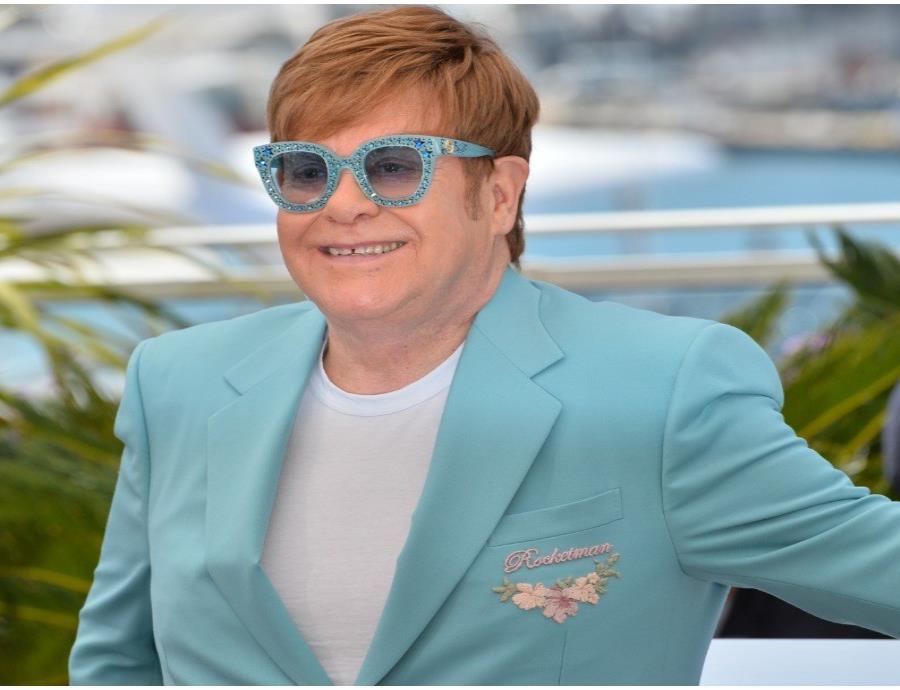 Elton John usó pañal en una de sus presentaciones Elton John usó pañal en una de sus presentaciones
