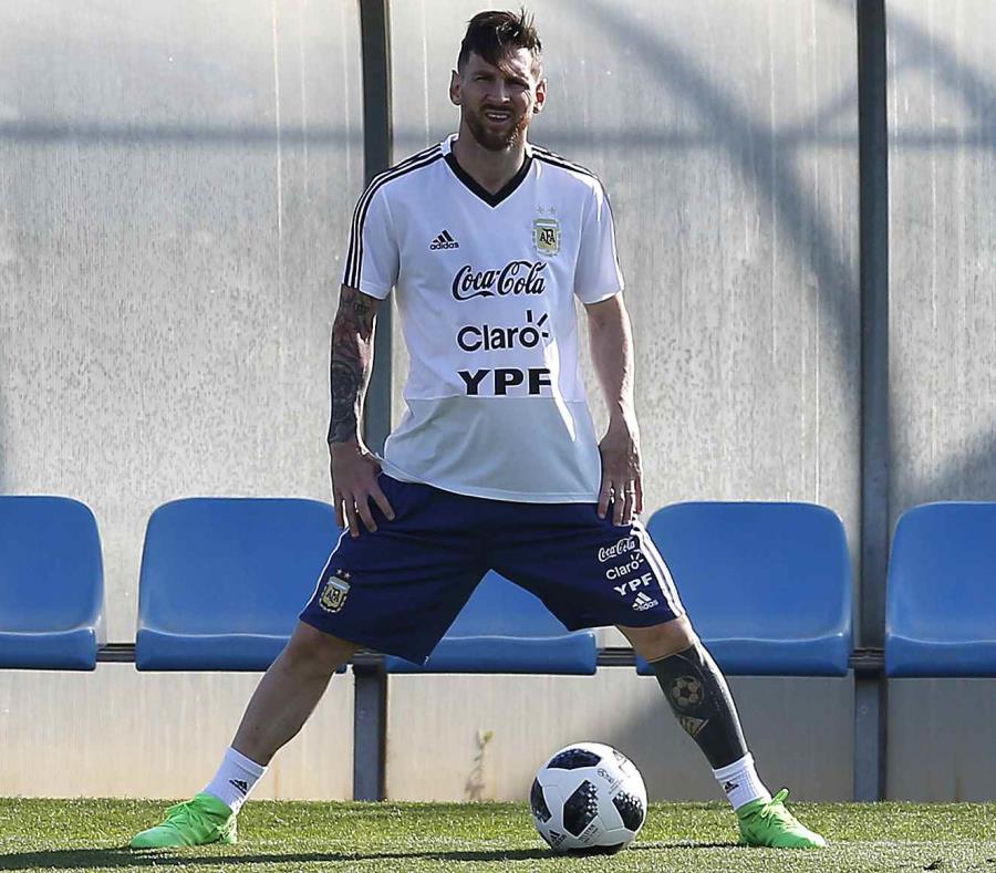 Lionel Messi se entrena con la selección de Argentina en Sant Joan Despi, España, el viernes 1 de junio de 2018 (semisquare-x3)
