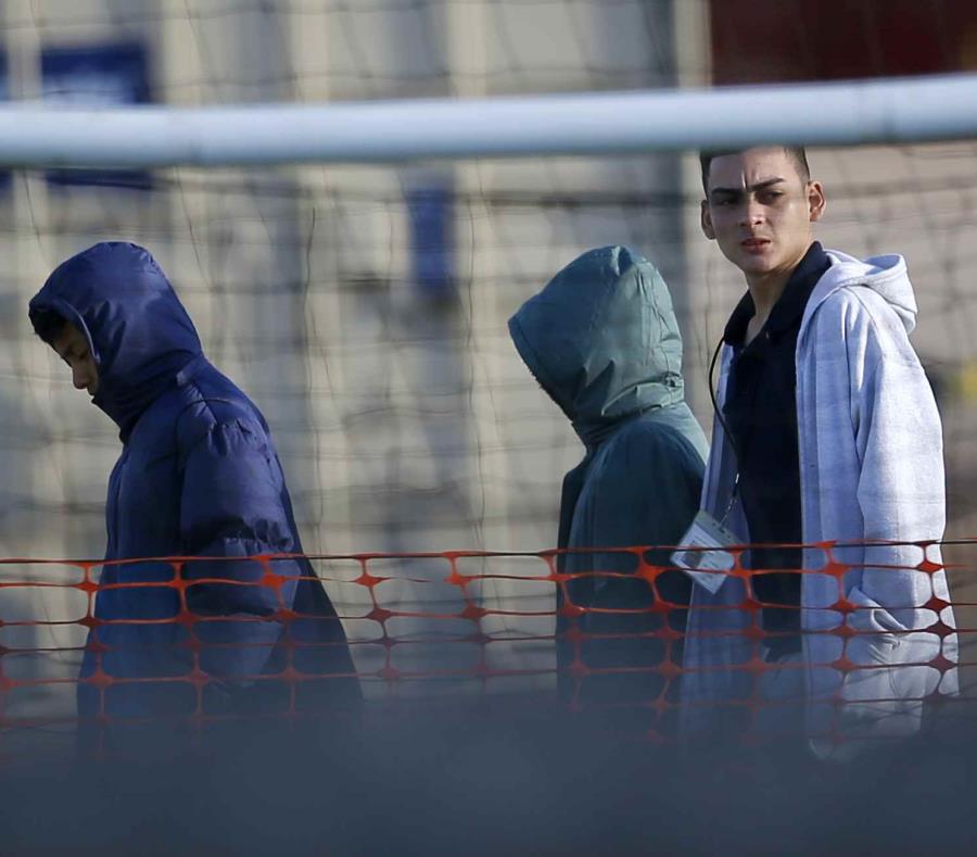 Adolescentes migrantes caminan en el centro de detención de Tornill. (semisquare-x3)