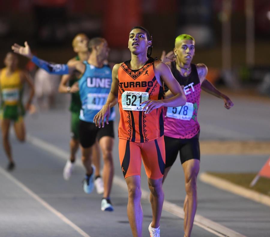 En la propuesta fusión, la Universidad del Turabo continuaría como la encargada del equipo de atletismo. En la foto, en primer plano, Ryan Sánchez, quien compitió por los Taínos en las pasadas Justas (semisquare-x3)