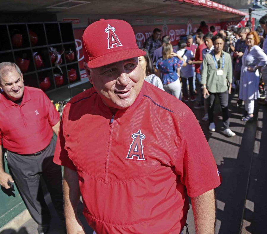 Mike Scioscia sale del dugout después de hablar con reporteros. (AP) (semisquare-x3)