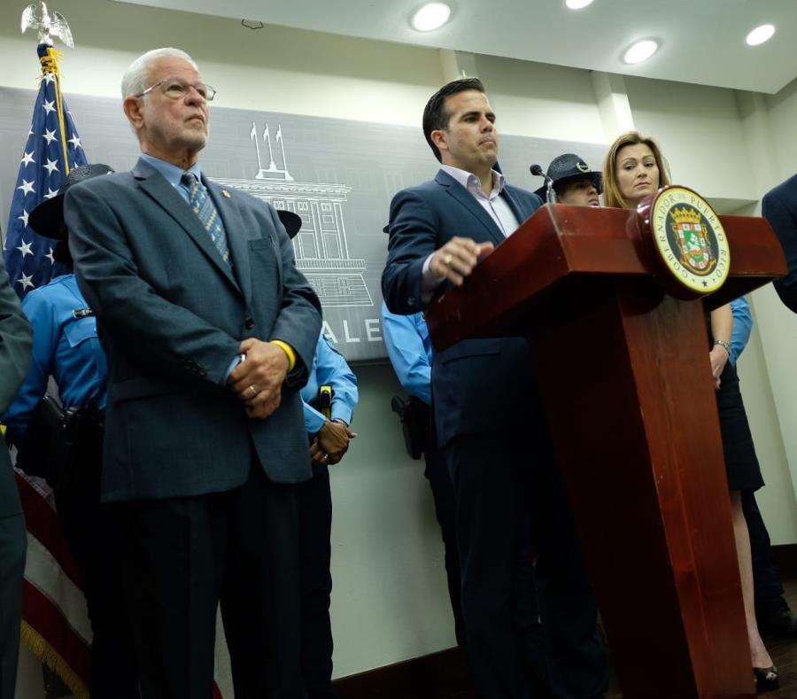 El gobernador Ricardo Rosselló estuvo acompañado de los secretarios de Educación, Julia Keleher, y de Seguridad Pública, Héctor Pesquera, al hacer los anuncios. (semisquare-x3)