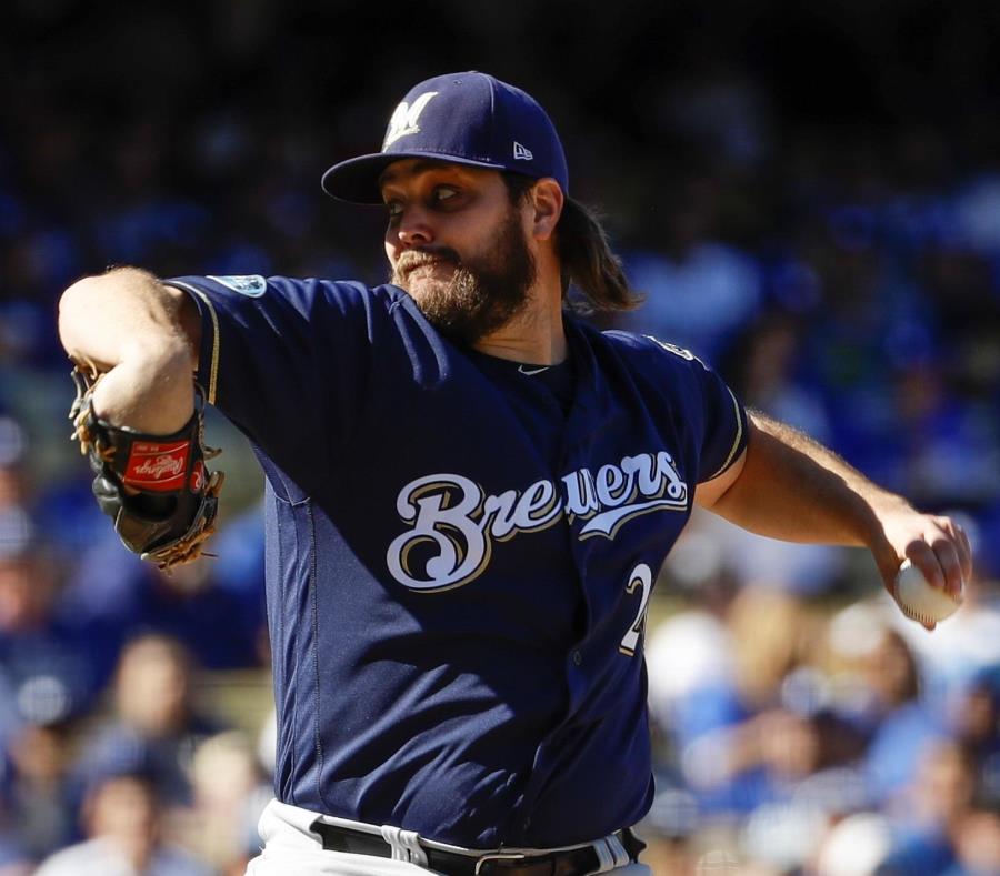 Wade Miley abrirá esta noche por los Cerveceros. Miley también comenzó el quinto partido, pero fue sustituido por el dirigente Craig Counsell tras apenas un bateador en una movida estratégica. (AP / Matt Slocum) (semisquare-x3)