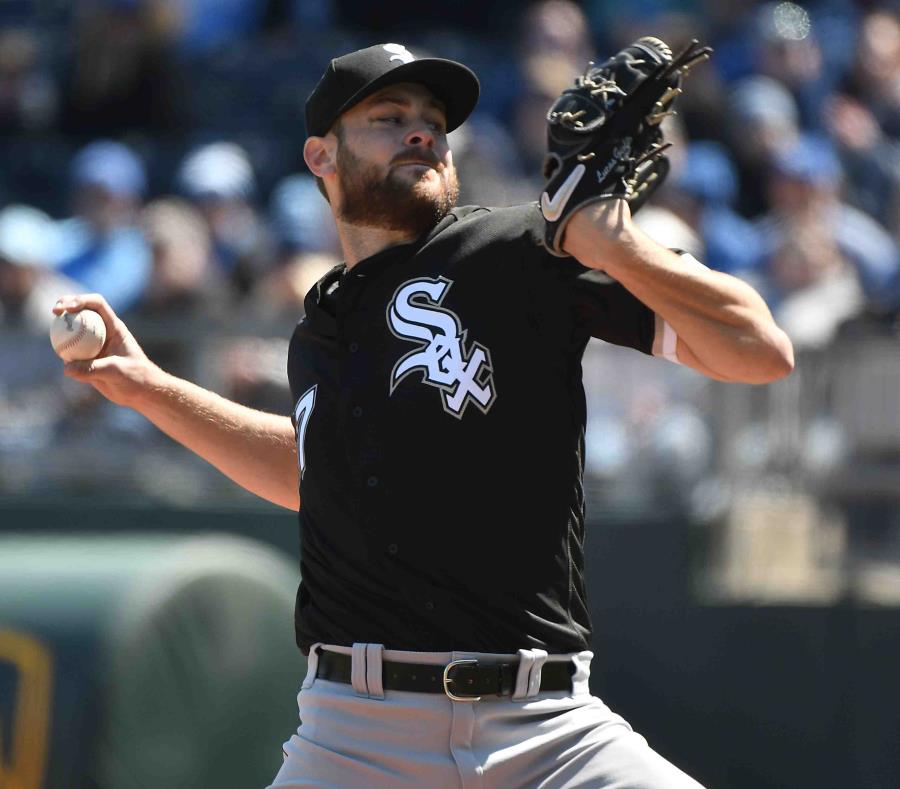 El abridor de los Medias Blancas de Chicago, Lucas Giolito, lanza en el primer inning de un juego de béisbol contra los Reales de Kansas City. (AP/Ed Zurga) (semisquare-x3)