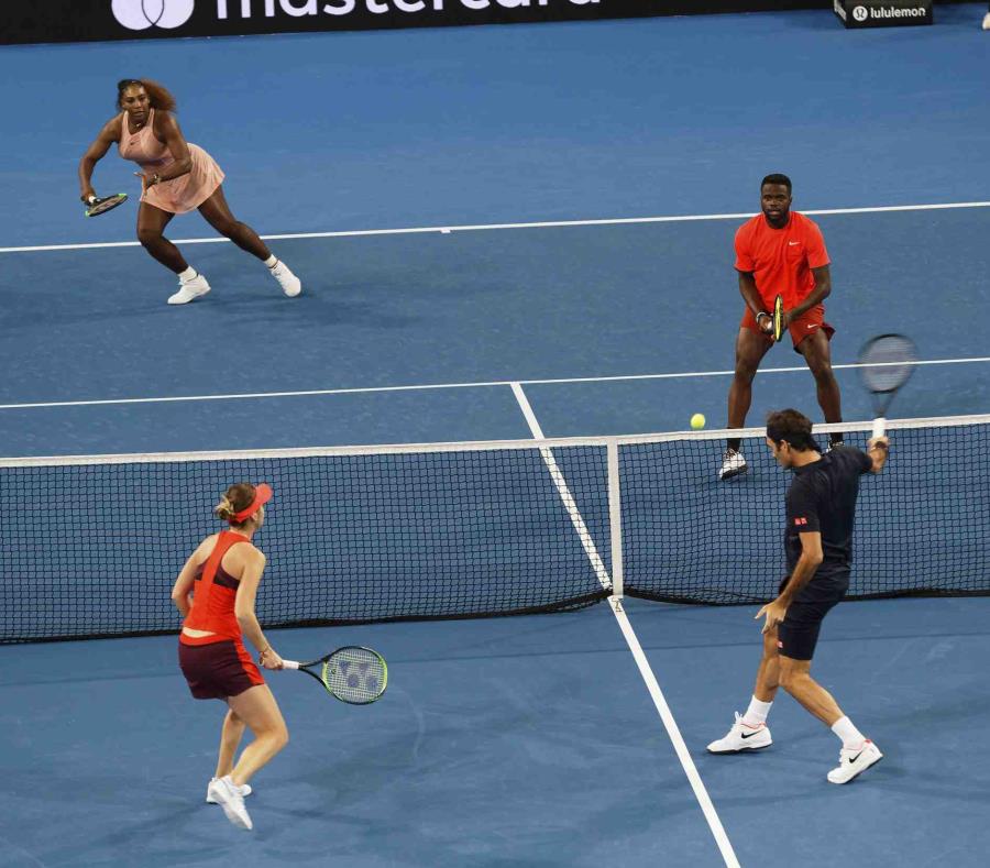 Los suizos Roger Federer y Belinda Bencic, abajo, enfrentan a los estadounidenses Frances Tiafoe y Serena Williams. (semisquare-x3)