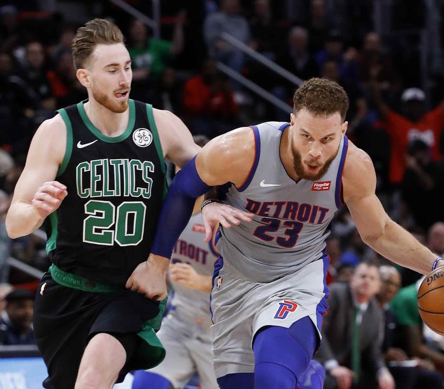 Blake Griffin (23) protege el balón de Gordon Hayward (20) en la segunda mitad del partido de baloncesto de la NBA en Detroit. (AP) (semisquare-x3)