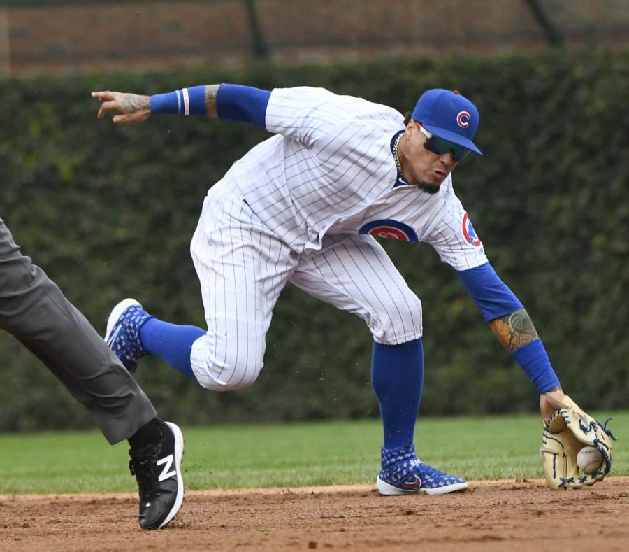 El campocorto Javier Báez atrapa una roleta de Lorenzo Cain en la tercera entrada. (AP) (semisquare-x3)