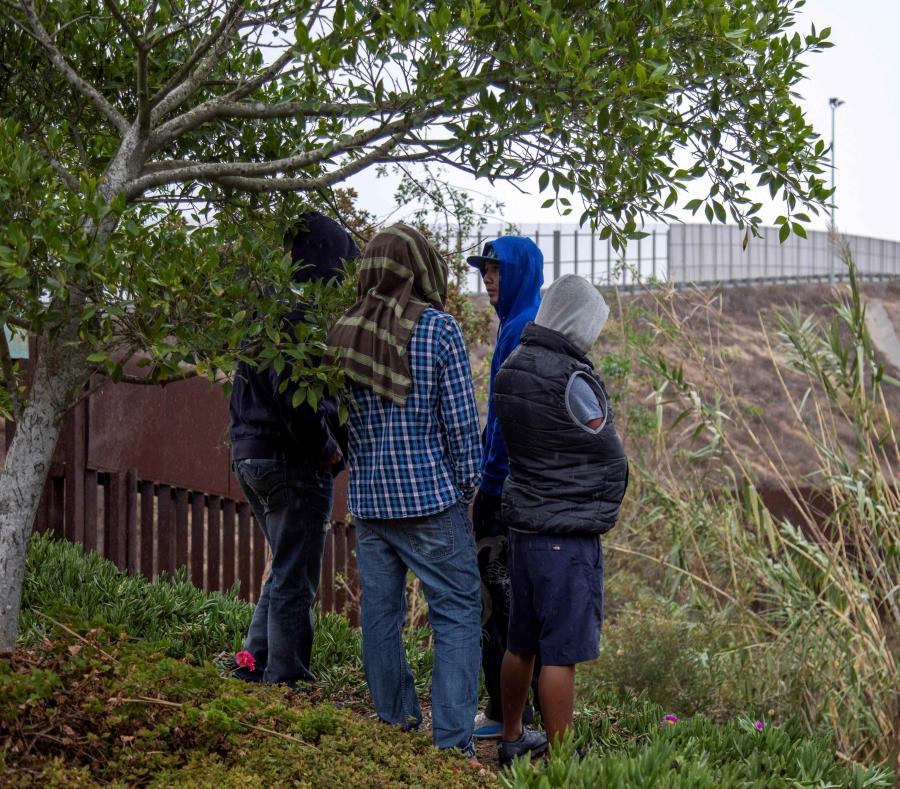 Integrantes de la caravana migrante de centroamericanos recorren el muro fronterizo hoy en la ciudad de Tijuana (México) (semisquare-x3)