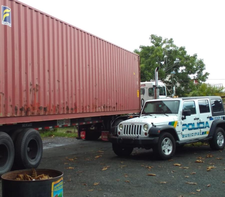 La Policía Municipal de Toa Alta intervino con un individuo que supuestamente intentó hurtar uno de los vagones llenos de suministros para los damnificados del huracán María. (GFR Media) (semisquare-x3)
