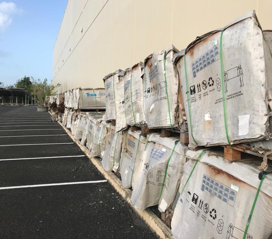 Algunas de las cajas ya están abiertas, por lo que se pueden ver las placas fotovoltaicas. (Suministrada) (semisquare-x3)