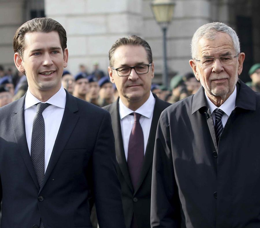 En la imagen, (de izquierda a derecha) el canciller de Austria, Sebastian Kurz; el vicecanciller, Heinz-Christian Strache, y el presidente del país, Alexander Van Der Bellen (semisquare-x3)