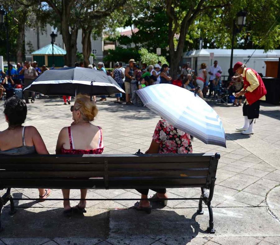 Un grupo de personas observa, durante un día soleado, el espectáculo de un payaso en el Paseo de la Princesa. (GFR Media) (semisquare-x3)