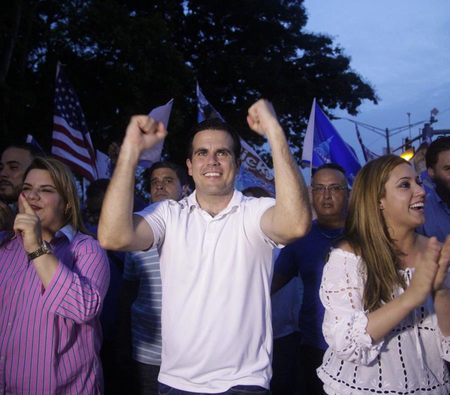 El gobernador Ricardo Rosselló junto a la primera dama, Beatriz, y la comisionada residente Jenniffer González durante la campaña eleccionaria de 2016 (semisquare-x3)