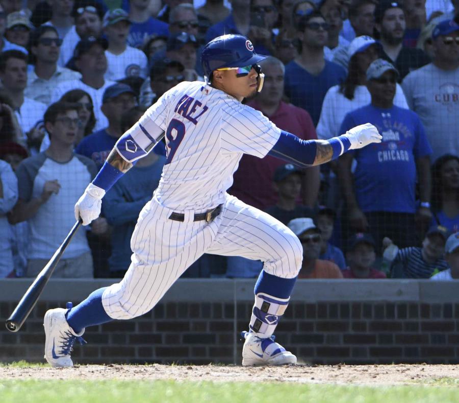 El puertorriqueño Javier Báez (9), de los Cachorros de Chicago, conecta un sencillo productor contra los Rojos de Cincinnati en la octava entrada del partido en Chicago. (AP) (semisquare-x3)