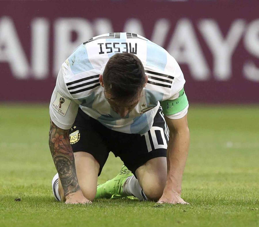 Lionel Messi, de Argentina, se arrodilla en el terreno durante el juego entre Francia y Argentina. (AP) (semisquare-x3)