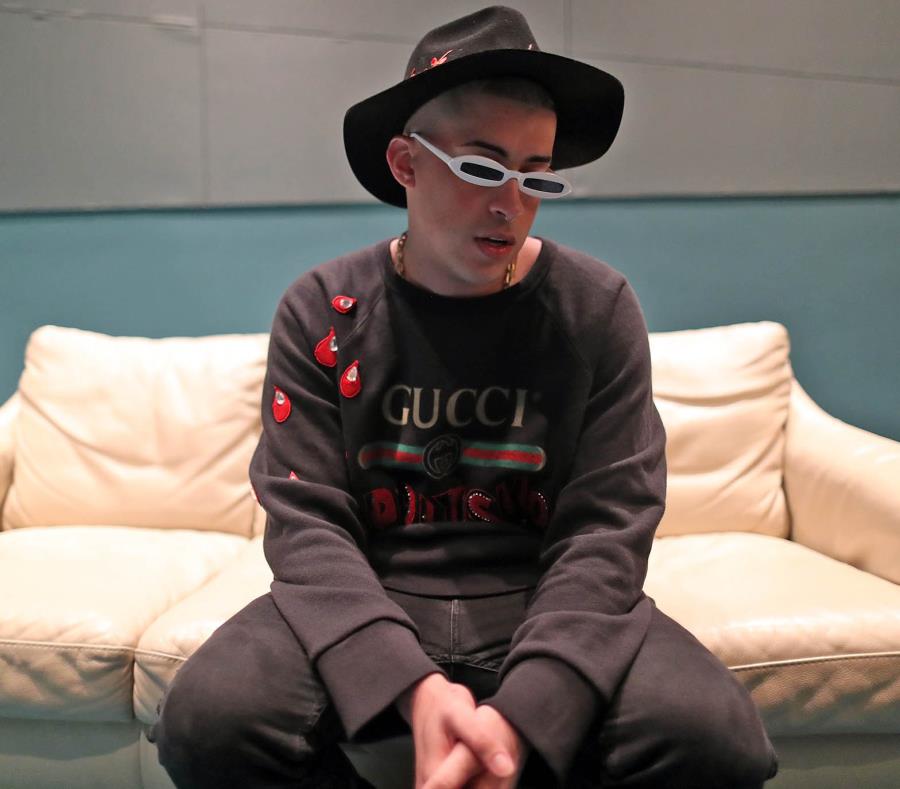 En la foto está Bad Bunny. (semisquare-x3)