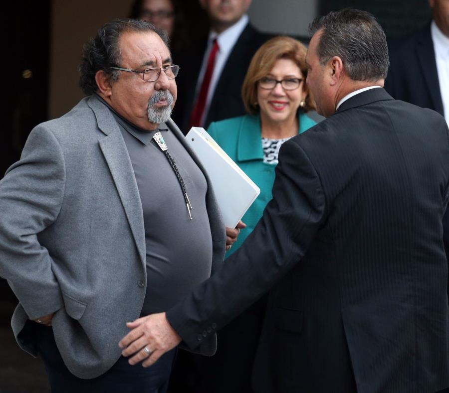 La presidencia del Comité de Recursos Naturales podría pasar ahora a manos del demócrata Raúl Grijalva (izq.). (semisquare-x3)
