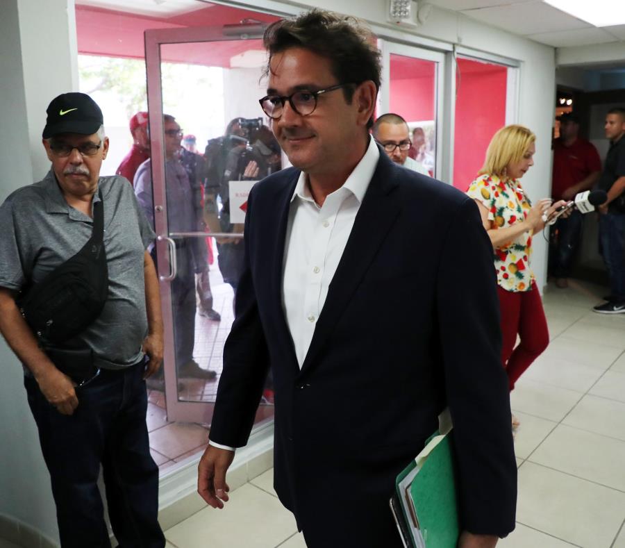 Roberto Prats en su llegada ayer a la sede del PPD para la reunión de la Junta de Gobierno de la colectividad. (semisquare-x3)