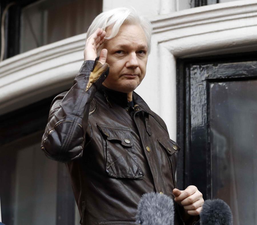 En esta imagen de archivo, tomada el 19 de mayo de 2017, el fundador de WikiLeaks, Julian Assange, saluda a sus seguidores desde un balcón de la embajada de Ecuador en Londres. (semisquare-x3)