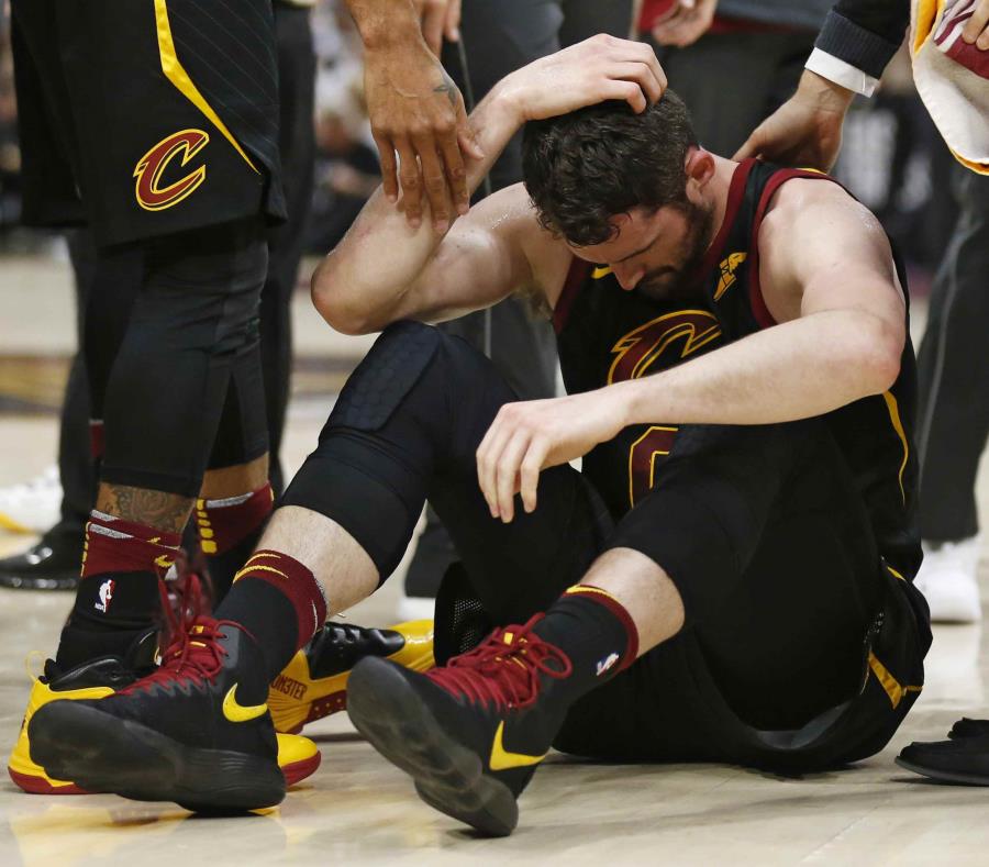 Kevin Love antes de su salida del partido tras chocar cabezas con Jayson Tatum. (AP) (semisquare-x3)