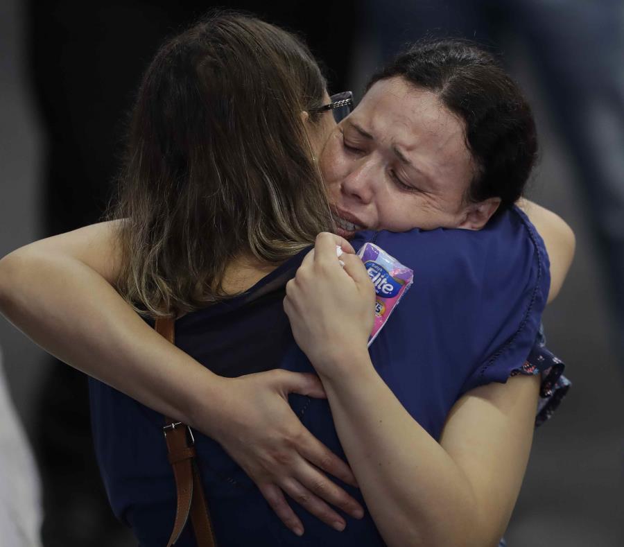 Familiares de las víctimas del tiroteo en Brasil. (AP) (semisquare-x3)