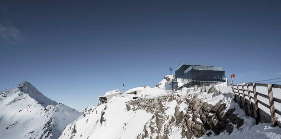 La construcción se encuentra al lado del Ice Q, un restaurante situado en un edificio de cristal que apareció en la película Spectre. (EFE) (horizontal-x3)