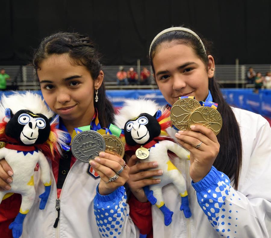 Melanie y Adriana Díaz (derecha), aquí con sus preseas conquistadas en Barranquilla. (semisquare-x3)