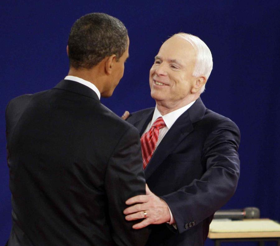 Obama y McCain se saludan después de un debate presidencial en el 2008. (AP) (semisquare-x3)