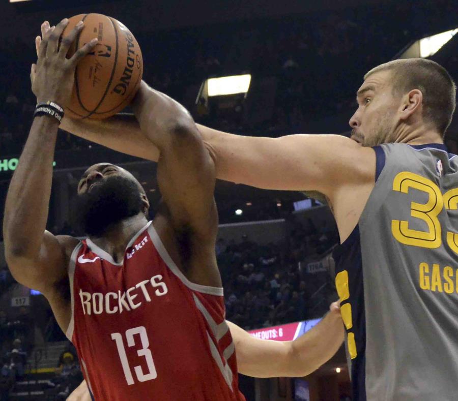 James Harden (13) de los Rockets de Houston con el balín ante Marc Gasol (33) de los Grizzlies de Memphis, el sábado 15 de diciembre de 2018. (AP) (semisquare-x3)