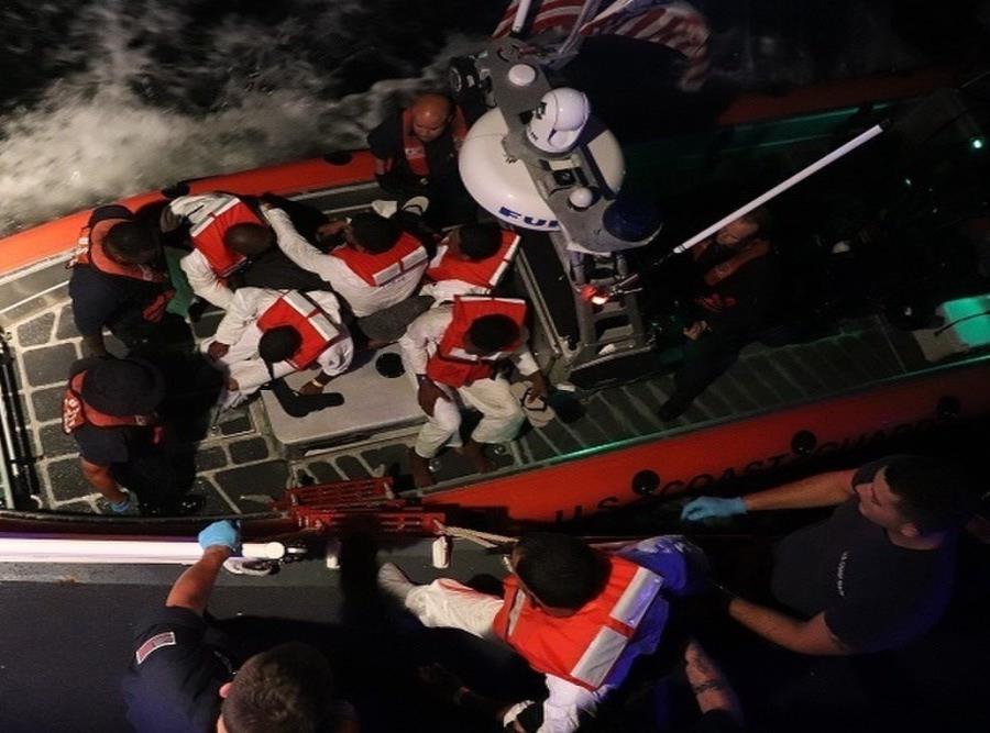 Inmigrantes son transportados por la Guardia Costera. (Suministrada) (semisquare-x3)