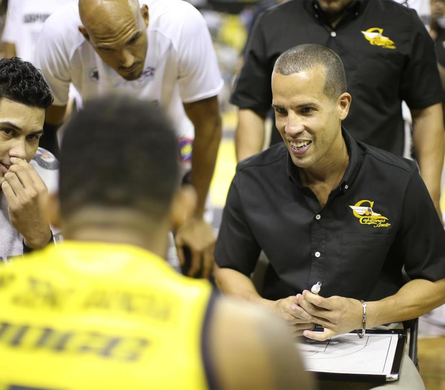 Rafael “Pachy” Cruz imparte instrucciones durante un partido de la postemporada del 2016. (GFR Media) (semisquare-x3)