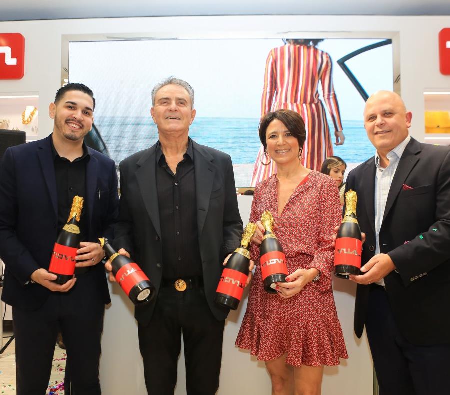Desde la izquierda, Emigdio Rivera Pérez, gerente de la tienda, Carlos Castellón, fundador y presidente de Grupo Novus Inc., Sandra Castellón, directora de mercadeo y José Ayala, gerente general de operaciones de The Mall of San Juan. (semisquare-x3)