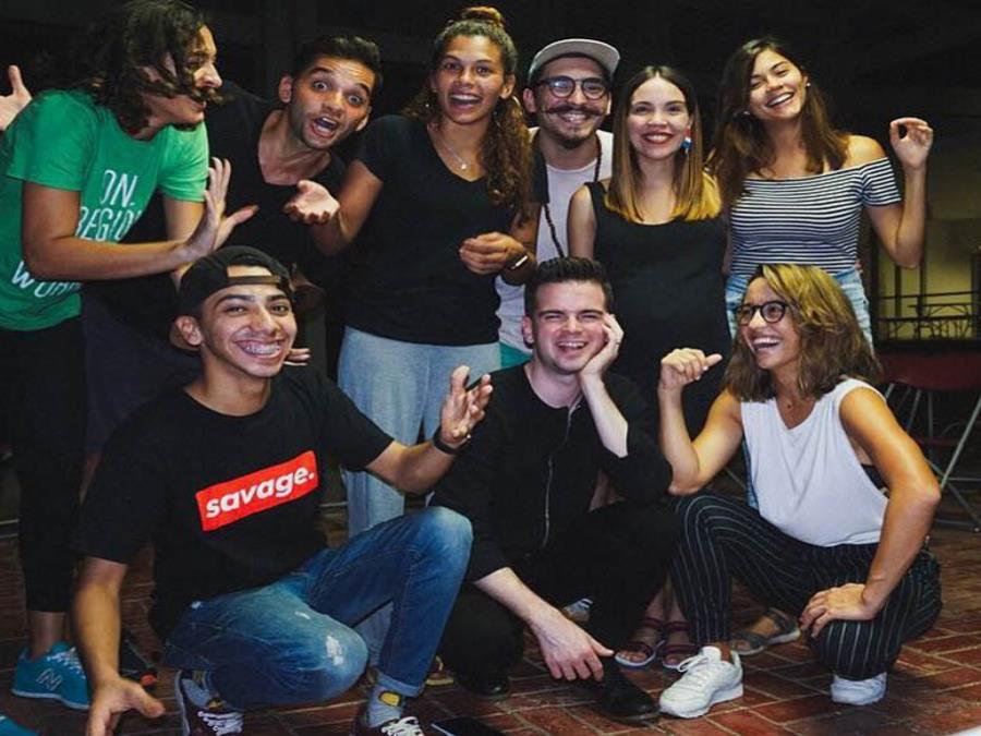El elenco de Escena 7 junto a la actriz Marisé