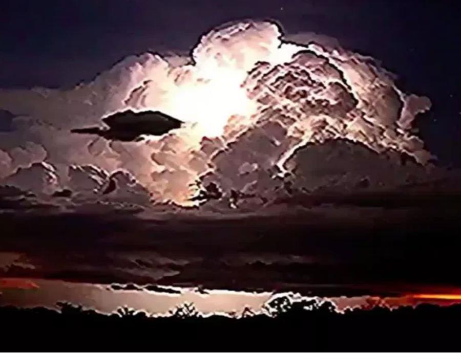 Cazador de tormentas comparte un increíble vídeo de monzones que captó en Australia (semisquare-x3)