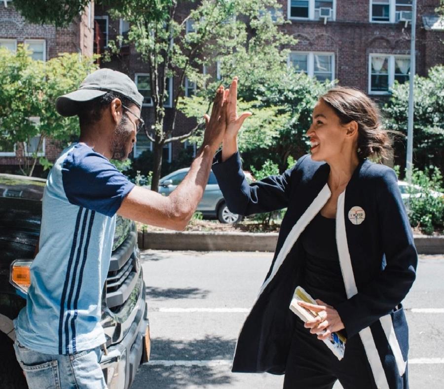 Alexandria Ocasio-Cortez (izq.) resultó ganadora de las primarias demócratas y quedó a las puertas del Congreso federal, dejando con la boca abierta a más de un político en Washington. (Twitter.com / Alexandria Ocasio-Cortez) (semisquare-x3)