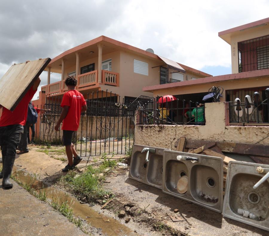 En mayo Foundation for Puerto Rico apoyó a la gente mayor de Villa Calma tomar en sus manos la reconstrucción de su comunidad. (semisquare-x3)