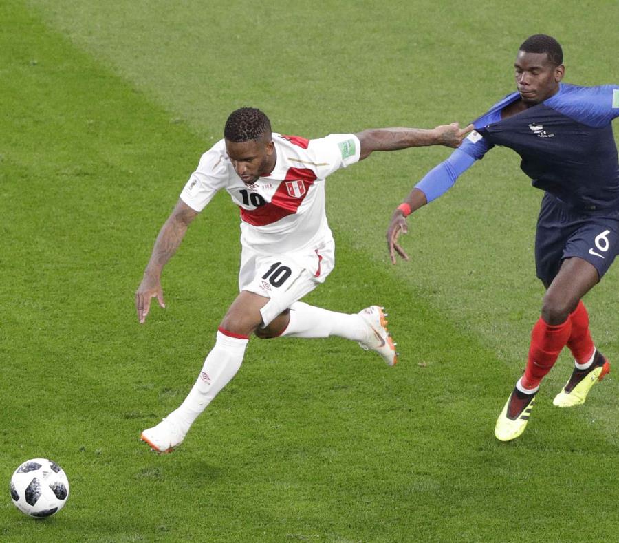 El peruano Jefferson Farfán y el francés Paul Pogba disputan un balón durante el duelo del Grupo C del Mundial 2018 entre Francia y Perú en la Arena Ekaterimburgo. (AP) (semisquare-x3)