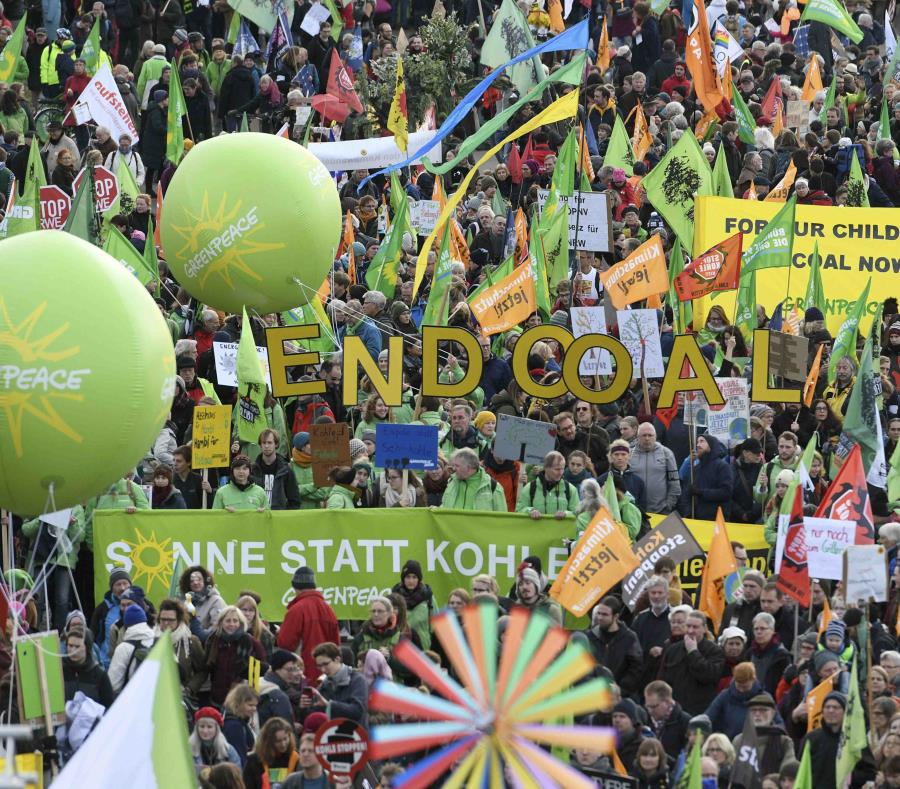 Una multitud marcha exigiendo más acciones para combatir el cambio climático, en Colonia, Alemania. (Henning Kaiser / dpa vía AP) (semisquare-x3)
