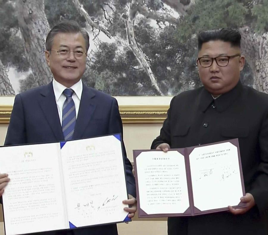 El presidente de Corea del Sur, Moon Jae-in, y el líder norcoreano Kim Jong Un posan tras la firma de documentos luego de una cumbre en Pyongyang, Corea del Norte. (AP) (semisquare-x3)