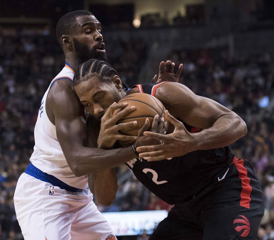 Kawhi Leonard (2) de los Raptors de Toronto pugna un balón con Tim Hardaway Jr. (3) de los Knicks de Nueva York en el partido de la NBA. (AP) (semisquare-x3)