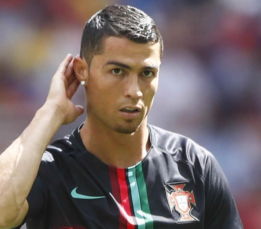 Cristiano Ronaldo luce una incipiente barba, como de cabra, que le abarcaba apenas la punta del mentón. (AP) (semisquare-x3)