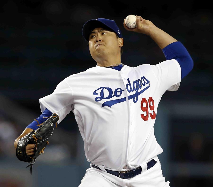 En esta foto de archivo del 17 de septiembre de 2018, el abridor de los Dodgers de Los Ángeles, Hyun-Jin Ryu, lanza contra los Rockies de Colorado durante el primer inning de un juego de béisbol en Los Ángeles. (AP) (semisquare-x3)