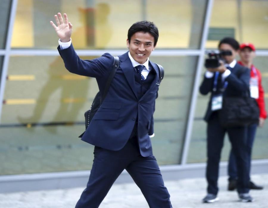 El jugador Makoto Hasebe, de madre peruana, saluda al llegar al aeropuerto de Kazan. (semisquare-x3)
