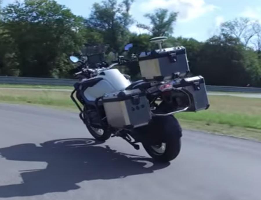 BMW crea una motora que se conduce sola (semisquare-x3)