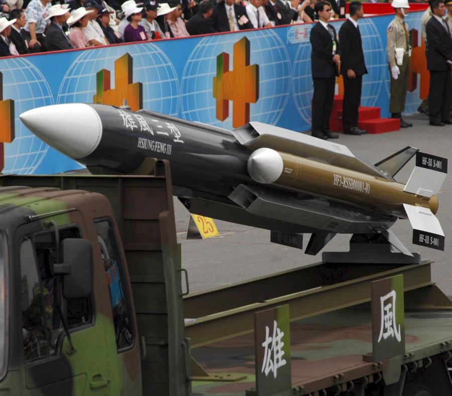 El misil taiwanés Hsiung Feng III se expuso en el desfile del Día Nacional en Taipei, Taiwán. (EFE) (semisquare-x3)