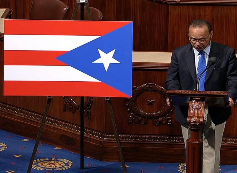 Gutiérrez junto a la bandera de Puerto Rico mal colocada en hemiciclo de la Cámara baja federal. (Captura YouTube) (semisquare-x3)