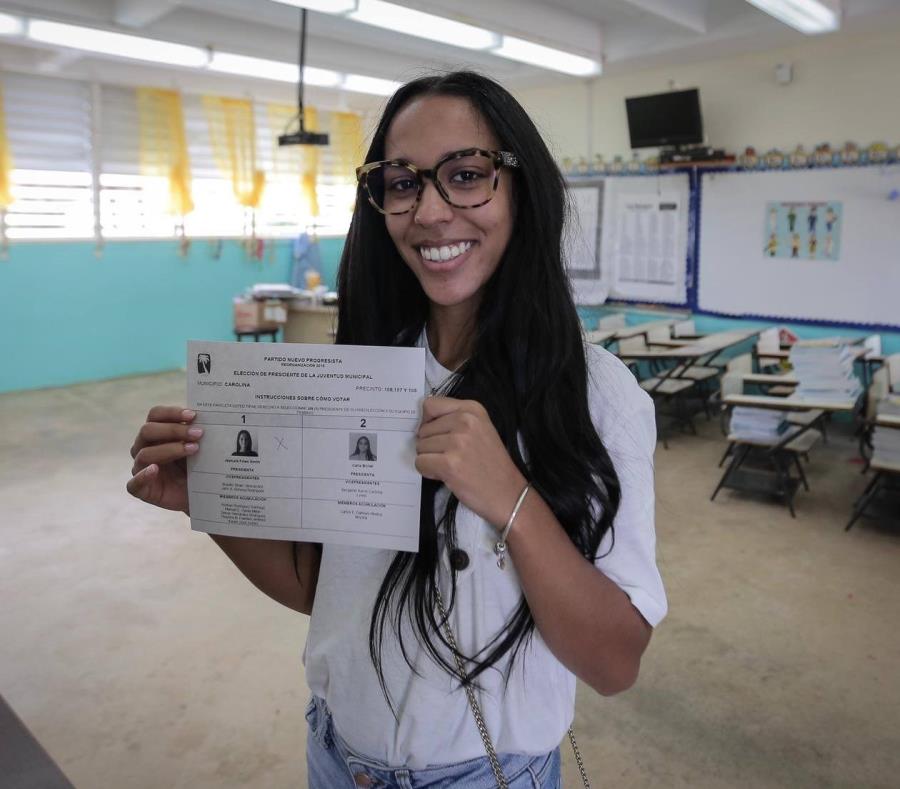 Jeanaliz Fines Smith, hija de Tito El Bambino (semisquare-x3)