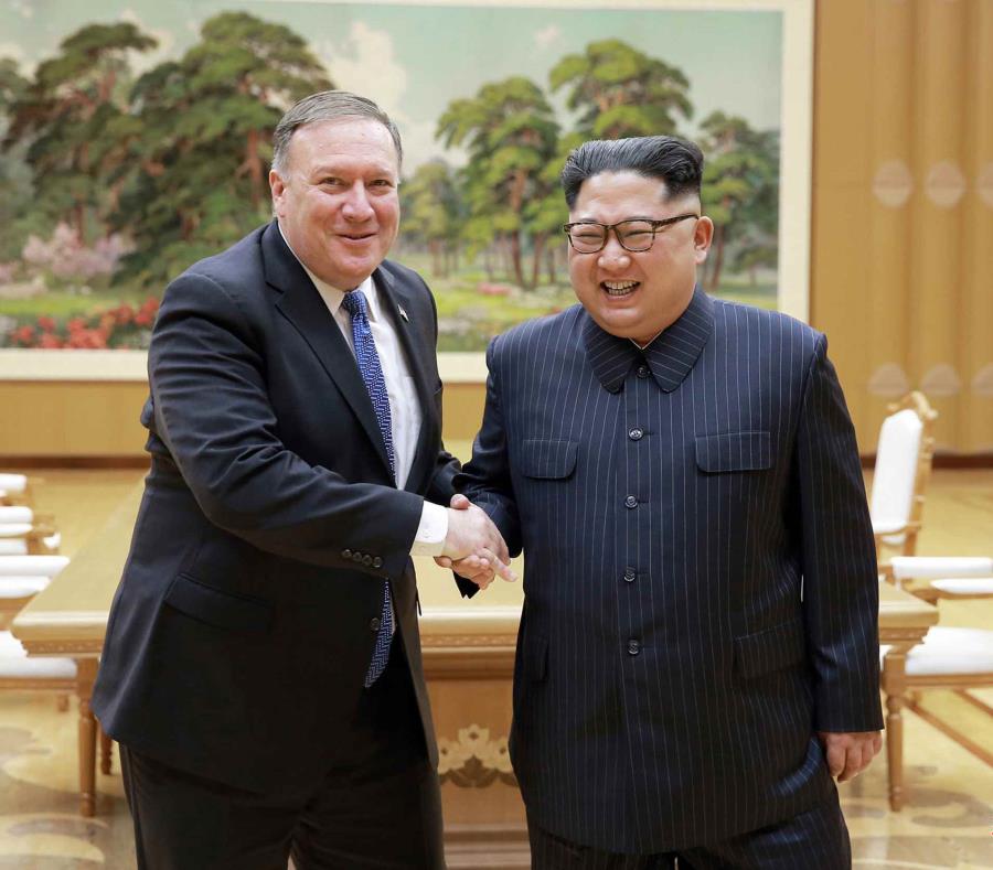 En esta foto de archivo del 9 de mayo de 2018 distribuida por el gobierno norcoreano, el secretario de Estado norteamericano Mike Pompeo estrecha la mano del líder Kim Jong Un en Pyongyang, Corea del Norte. (Korean Central News Agency/Korea News Service v (semisquare-x3)